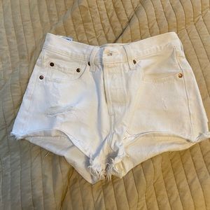 LEVI’S WHITE SHORTS